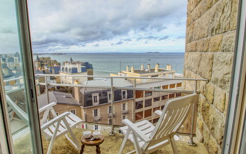 Les Terrasses: Nuage, Ciel, Propriété, Bâtiment, Meubles, L'Eau, Bois, Chaise, Table, Mobilier De Jardin