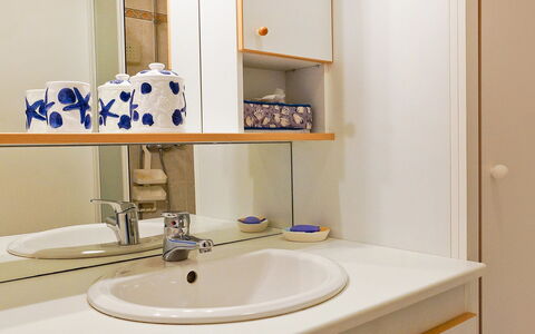 Aillerie: Miroir, Robinet, Évier, Lavabo, Luminaire Plomberie, Salle De Bains, Bois, Violet, Design Intérieur, Étagère