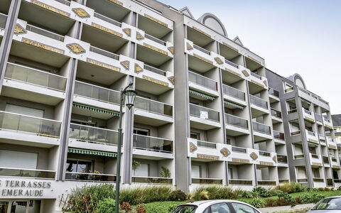 Dinard 153: Voiture, Plante, Bâtiment, Propriété, Ciel, Blanc, Véhicule