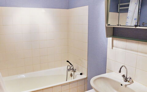 Dinard 153: Salle De Bains, Tuile, Propriété, Pièce, Robinet, Mur, Accessoire Salle De Bain, Architecture, Design Intérieur, Luminaire Plomberie