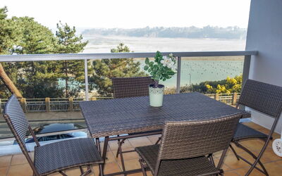 Dinard 153: Meubles, Table, Propriété, Chaise, Ciel, Plante, Tableau De Plein Air, Ombre, Mobilier De Jardin, Bois