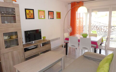 Le Madrilène: Meubles, Propriété, Table, Canapé, Télévision, Fenêtre, Cadre, Design Intérieur, Architecture, Confort