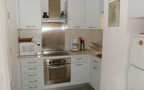Le Madrilène: Pièce, Propriété, Principaux Appliance, Meubles, Cuisine, Réfrigérateur, Cabinetry, Électroménager, Maison, Bâtiment