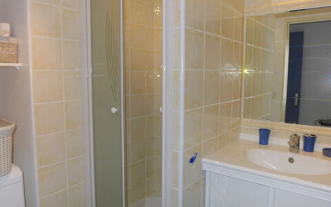 Le Madrilène: Salle De Bains, Propriété, Pièce, Tuile, Mur, Sol, Luminaire Plomberie, Design Intérieur, Immobilier, Accessoire Salle De Bain