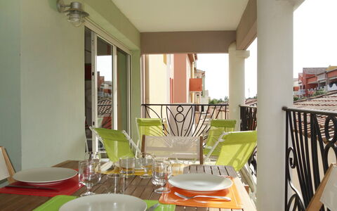 Le Madrilène: Propriété, Pièce, Meubles, Vert, Design Intérieur, Jaune, Bâtiment, Salle À Manger, Maison, Chaise