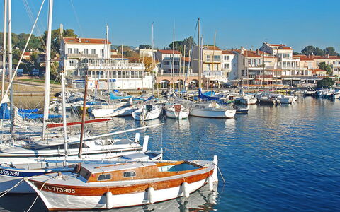 Le Madrilène: L'Eau, Bateau, Ciel, Jour, Navire, Bleu, Bâtiment, Bleu Azur, Véhicule, Plan D'Eau