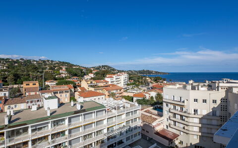 Le Palais de la Mer: Bâtiment, Jour, Ville, Zone Urbaine, Zone Résidentielle, Appartement, Ville, Quartier, Zone Métropolitaine, Condominium