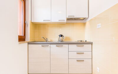 Banj 558 5.1: Meubles, Pièce, Propriété, Cabinetry, Comptoir, Cuisine, Design Intérieur, Tiroir, Placard, Tuile