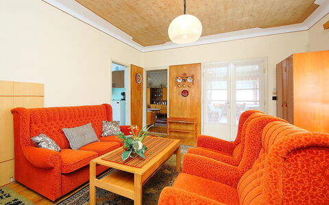 Peach: Pièce, Meubles, Propriété, Orange, Design Intérieur, Salon, Bâtiment, Jaune, Plafond, Table