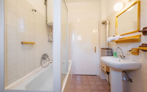 Peach: Salle De Bains, Mur, Sol, Luminaire Plomberie, Lavabo, Sol, Design Intérieur, Plomberie, Plafond, Robinet