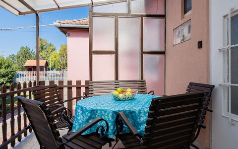 Peach: Meubles, Chaise, Table, Porche, Design Intérieur, Mobilier De Jardin, Tableau De Plein Air, Domicile, Porte, Balcon