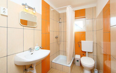 Apricot: Salle De Bains, Propriété, Pièce, Orange, Jaune, Design Intérieur, Architecture, Immobilier, Bâtiment, Maison