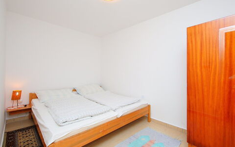 Apricot: Lit, Pièce, Chambre, Propriété, Meubles, Drap De Lit, Orange, Sol, Matelas, Immobilier