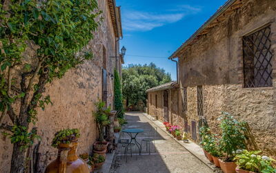 Sovicille 300: Ruelle, Propriété, Ville, Mur, Rue, Maison, Route, Bâtiment, Immobilier, Architecture