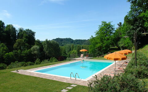 La Gora: Piscine, Propriété, Herbe, Maison, Loisir, Biens, Immobilier, Bâtiment, Villa, Vacances
