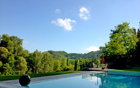 La Gora: L'Eau, Nuage, Ciel, Ressources En Eau, Plante, La Nature, Ombre, Paysage Naturel, Arbre, Piscine