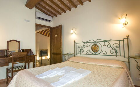 La Gora: Chambre, Lit, Meubles, Pièce, Propriété, Cadre De Lit, Drap De Lit, Bâtiment, Matelas, Design Intérieur