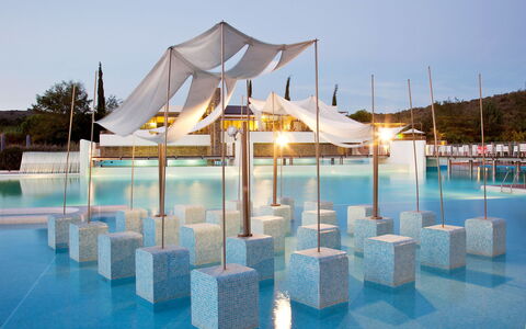 Castiglione della Pescaia 125: Ciel, L'Eau, Lumière, Bleu Azur, Ombre, Loisir, Aqua, Arbre, Piscine, Immobilier
