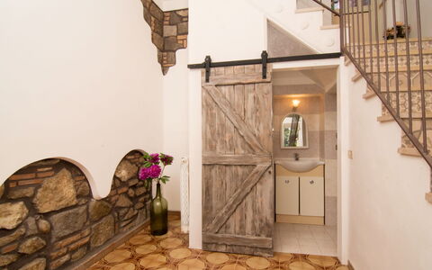 Emi: Propriété, Cabinetry, Bois, Éclairage, Design Intérieur, Sol, Bâtiment, Sol, Salon, Mur