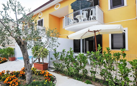 Casale Cilento: Plante, Bâtiment, Propriété, Fenêtre, Fleur, Ciel, Maison, Arbre, Jaune