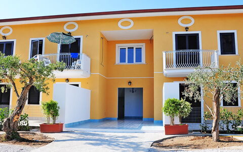 Casale Cilento: Plante, Bâtiment, Fenêtre, Porte, Pot De Fleur, Maison, Ombre, Zone Résidentielle, Arbre