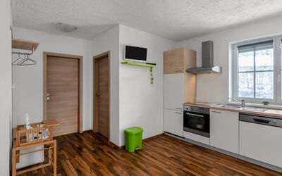 Achtalgut 300.3: Bâtiment, Cabinetry, Meubles, Fenêtre, Bois, Comptoir, Design Intérieur, Sol, Tache De Bois, Cuisine