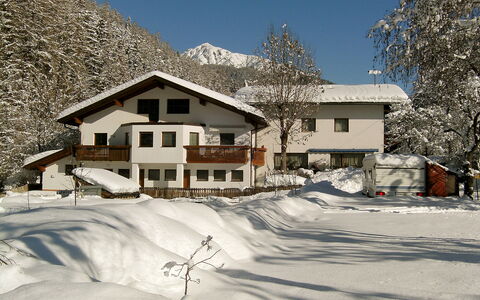 Ferien 1: Ciel, Neige, Propriété, Fenêtre, Bâtiment, Maison, Pente, Arbre, Architecture, Quartier