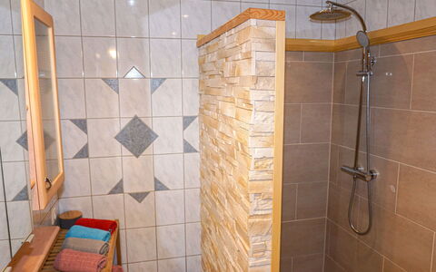 Ferien 1: Propriété, Tete De Douche, Douche, Luminaire Plomberie, Salle De Bains, Design Intérieur, Sol, Bois, Sol