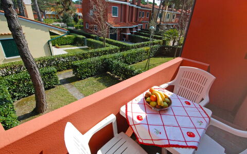 Bibione 310: Meubles, Plante, Propriété, Bâtiment, Chaise, Mobilier De Jardin, Arbre, Architecture, Maison, Design Intérieur