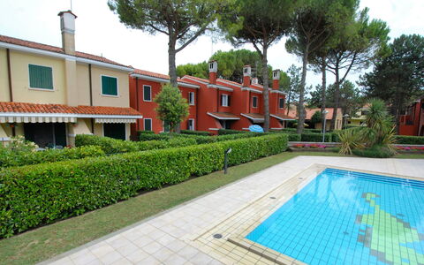 Bibione 310: Plante, Ciel, Propriété, Bâtiment, L'Eau, Piscine, Fenêtre, Arbre, Herbe, Design Urbain