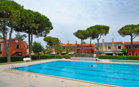 Bibione 310: L'Eau, Nuage, Ciel, Plante, Propriété, Piscine, Arbre, Bleu Azur, Bâtiment, Fenêtre