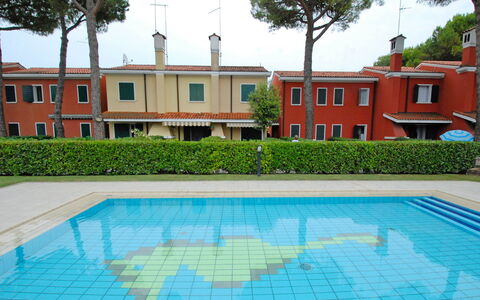 Bibione 310: L'Eau, Plante, Jour, Propriété, Bâtiment, Piscine, Ciel, Fenêtre, Bleu Azur, La Nature