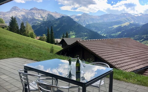 Chalet Coco: Nuage, Ciel, Montagne, Propriété, Table, La Nature, Mobilier De Jardin, Ombre, Architecture, Paysage