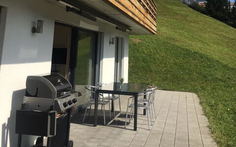 Chalet Coco: Bâtiment, Fenêtre, Ombre, Arbre, Plante, Surface De La Route, Asphalte, Siding, Façade, Bois