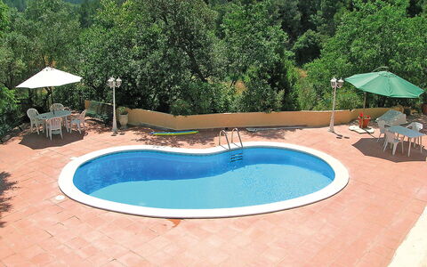 Can Trullas: L'Eau, Propriété, Piscine, Bleu Azur, Bâtiment, Arbre, Mobilier De Jardin, Plante, Ombre, Paysage