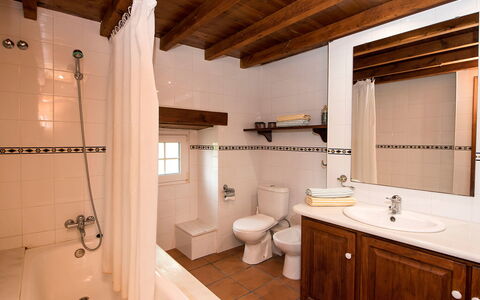 Can Trullas: Miroir, Robinet, Propriété, Luminaire Plomberie, Évier, Armoire De Toilette, Meubles, Cabinetry, Baignoire, Salle De Bains
