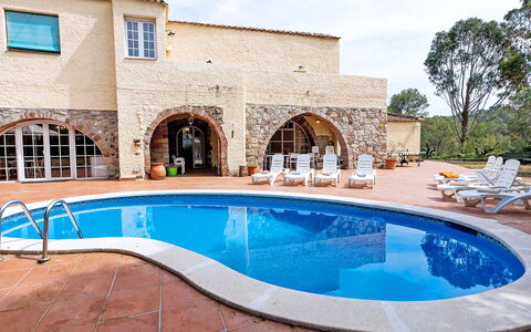 Can Trullas: L'Eau, Bâtiment, Ciel, Nuage, Fenêtre, Bleu Azur, Piscine, Design Intérieur, Plan D'Eau, Plante
