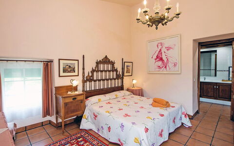 Can Trullas: Propriété, Meubles, Cadre, Cabinetry, Bâtiment, Décoration, Bois, Textile, Confort, Éclairage