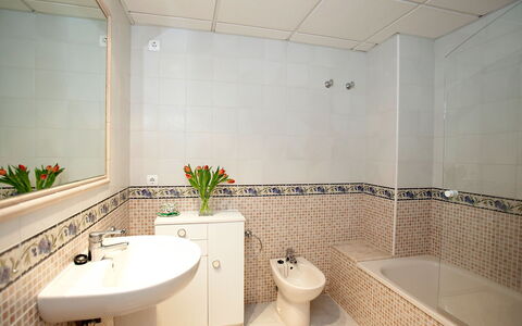 Calpe Calp 958: Salle De Bains, Propriété, Pièce, Design Intérieur, Tuile, Architecture, Immobilier, Baignoire, Plafond, Bâtiment
