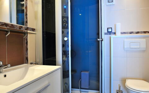 La Yaya: Salle De Bains, Propriété, Pièce, Mur, Luminaire Plomberie, Design Intérieur, Porte, Accessoire Salle De Bain, Bâtiment, Maison