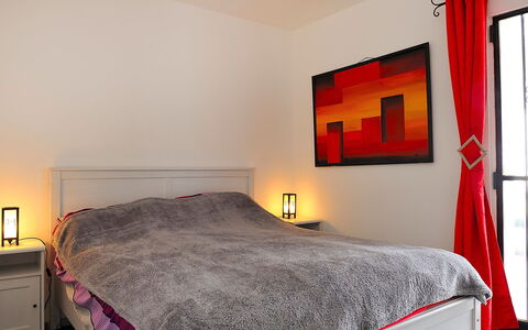 La Yaya: Chambre, Lit, Meubles, Pièce, Drap De Lit, Propriété, Cadre De Lit, Literie, Rouge, Matelas