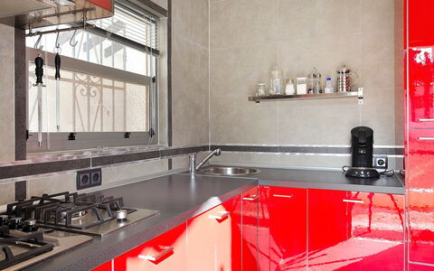 La Yaya: Comptoir, Pièce, Cuisine, Rouge, Propriété, Design Intérieur, Meubles, Tuile, Cabinetry, Matériel De La Propriété