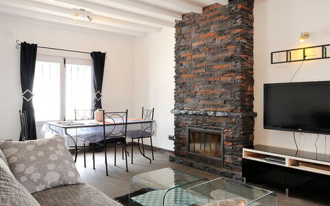 La Yaya: Salon, Pièce, Propriété, Design Intérieur, Cheminée, Meubles, Bâtiment, Foyer, Mur, Sol