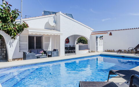 La Yaya: L'Eau, Ciel, Piscine, Bâtiment, Plante, Bleu Azur, Ombre, Mobilier De Jardin, Loisir, Balancelle