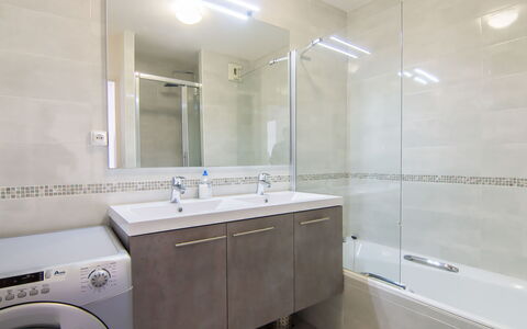 Bella Vista: Salle De Bains, Propriété, Pièce, Tuile, Robinet, Design Intérieur, Luminaire Plomberie, Immobilier, Accessoire Salle De Bain, Architecture