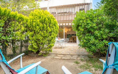 La Ciotat 207: Propriété, Plante, Vert, Botanique, Bâtiment, Bleu, La Nature, Ciel, Ombre, Mobilier De Jardin