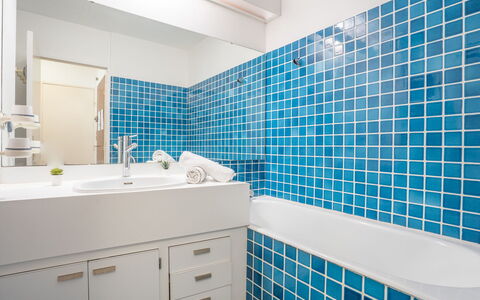 La Ciotat 207: Miroir, Propriété, Luminaire Plomberie, Cabinetry, Évier, Armoire De Toilette, Violet, Salle De Bains, Bleu Azur, Bleu