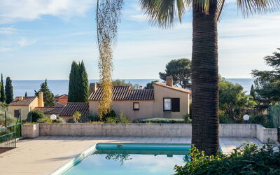 La Ciotat 207: Nuage, L'Eau, Plante, Ciel, Jour, Propriété, Piscine, Bleu Azur, Bleu, Bâtiment