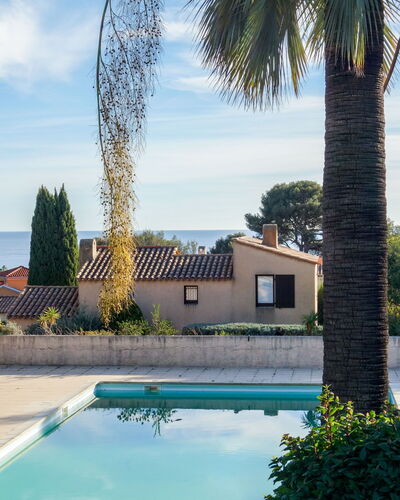 La Ciotat 207: Nuage, L'Eau, Plante, Ciel, Jour, Propriété, Piscine, Bleu Azur, Bleu, Bâtiment