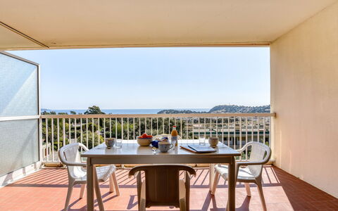 Cavalaire 158: Propriété, Pièce, Bâtiment, Meubles, Design Intérieur, Maison, Table, Immobilier, Architecture, Ciel
